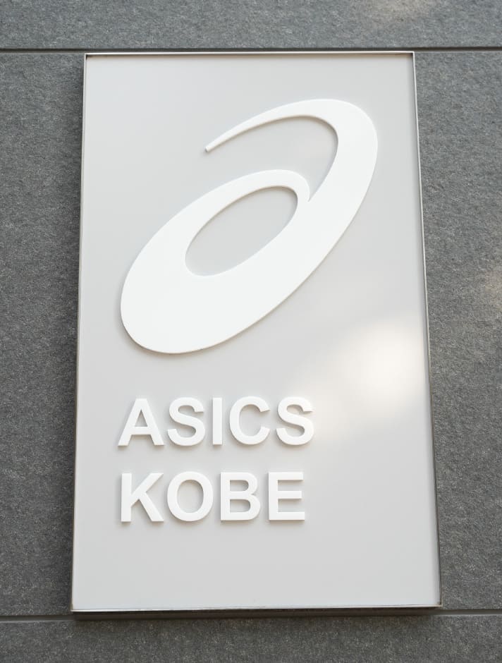 アシックス神戸の店看板